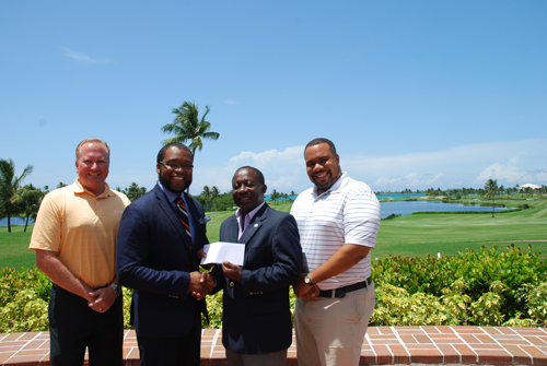 Pictured (l to r): Gregory Stuart, Group Head, Corporate and Commercial Banking, Scotiabank presents the sponsorship cheque to Everette Mackey, GGYA’s National Council Treasurer at the Ocean Club Golf Course. (far left) Robbie Leming, General Manager Ocean Club Golf Course (far right) Eric Hall, Atlantis.