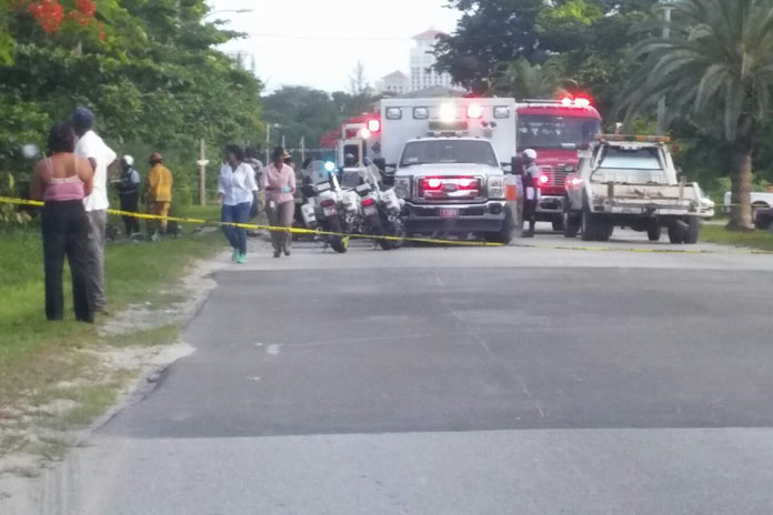 EMS services and crowds outside the scene this Thursday morning.